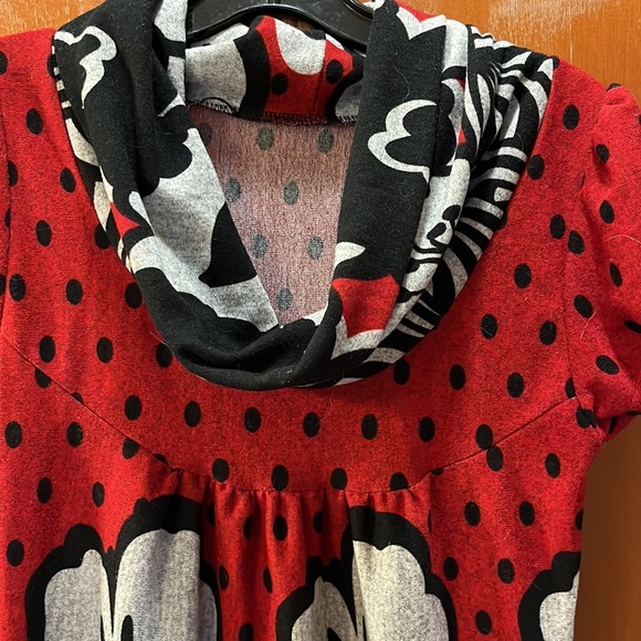 Small soft stretchy tunic/shirt dress w/bold flower print. Cowl neck. Short Slvs - Picture 2 of 2